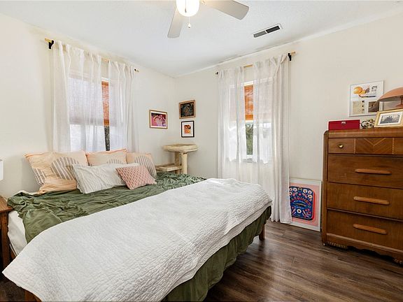 4th image of 125 E Elm St