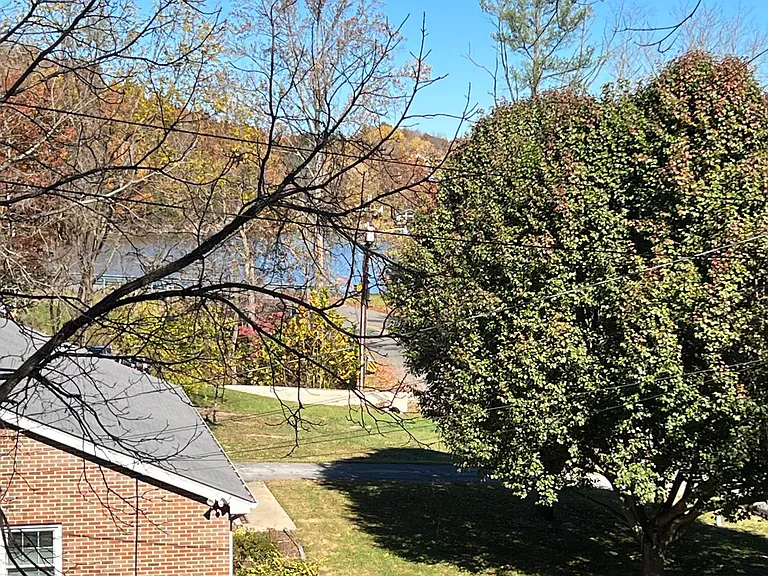 311 Redstone Dr — Photo 2