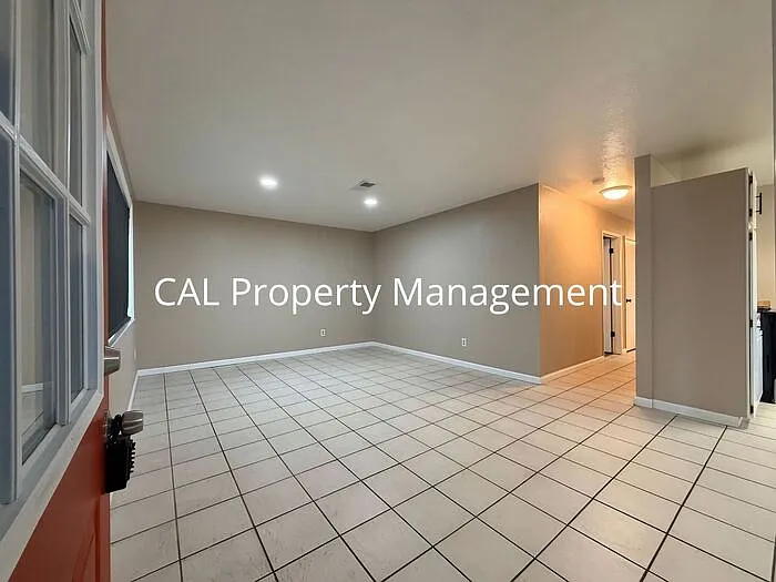 421 Michael Cir — Photo 2