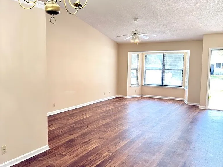 202 Cypress Dr — Photo 3