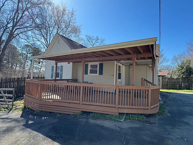224 Howard St — Photo 12