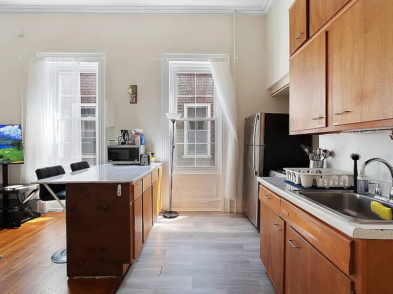 2027 Walnut St #2R — Photo 3
