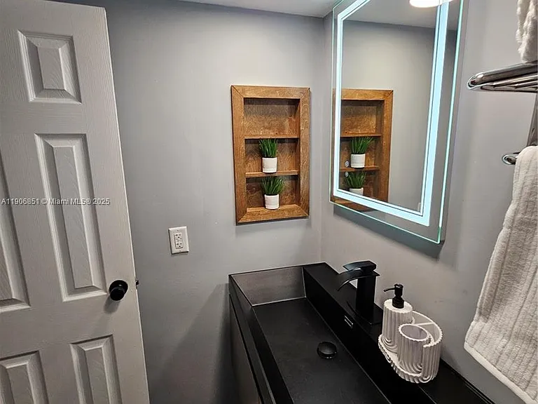 19201 Collins Ave #324 — Photo 5