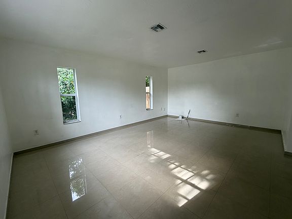 2nd image of 21011 NE 13th Pl