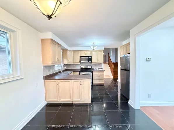 3948 Midhurst Ln, Mississauga, ON L4Z 1C7