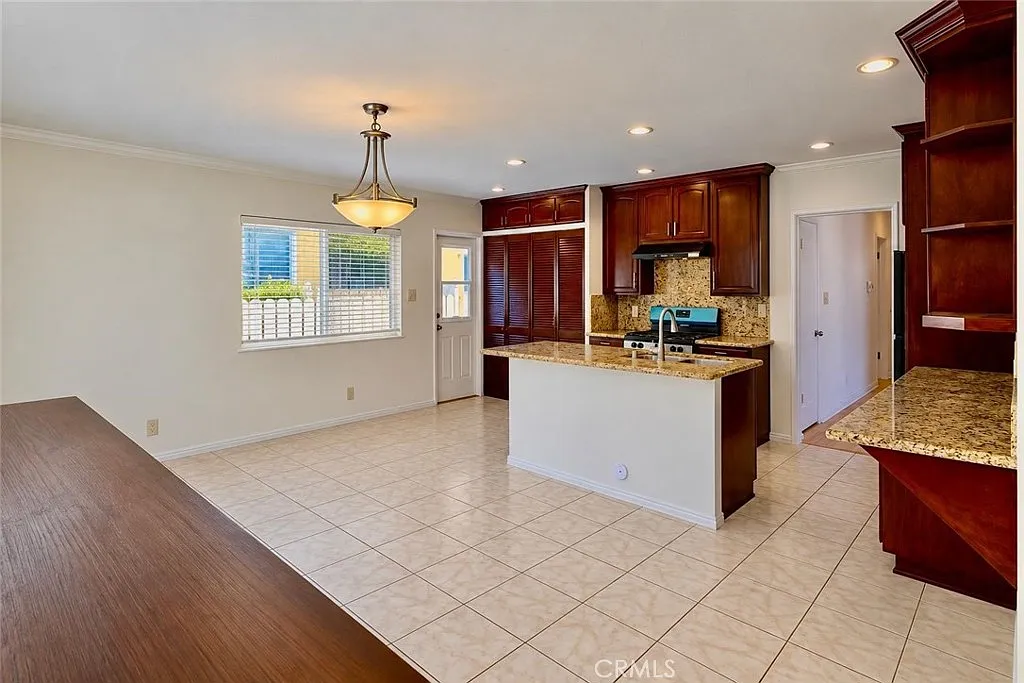 3 bed, 1572 sqft, $4,900 — Photo 3