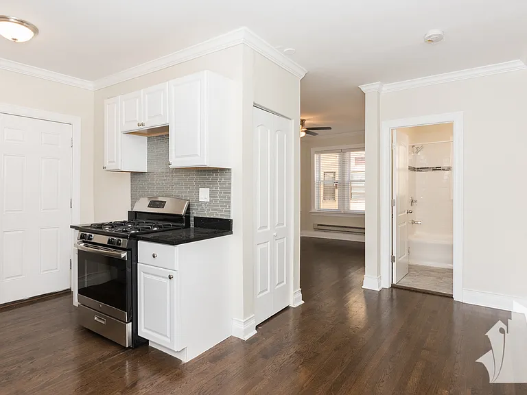 3821 N Greenview Ave — Photo 4
