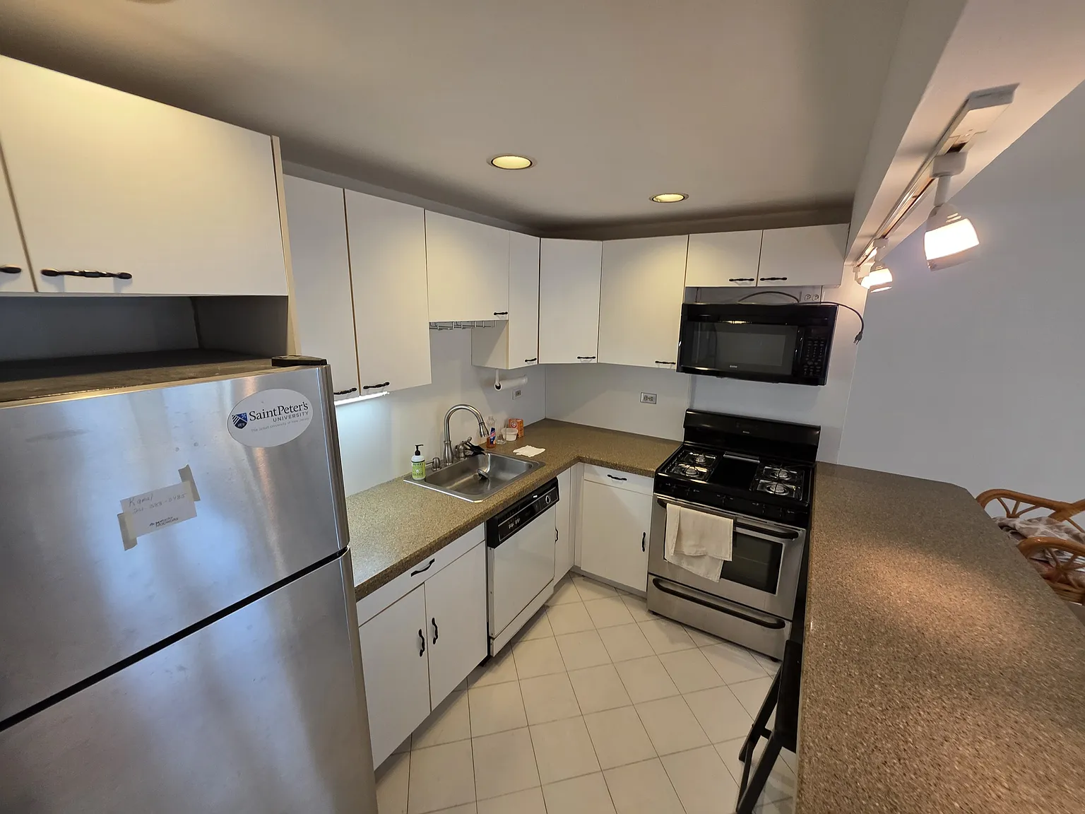 1 bed, 737 sqft, $2,300 — Photo 2