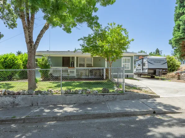 946 NE Laurance St, Myrtle Creek, OR 97457