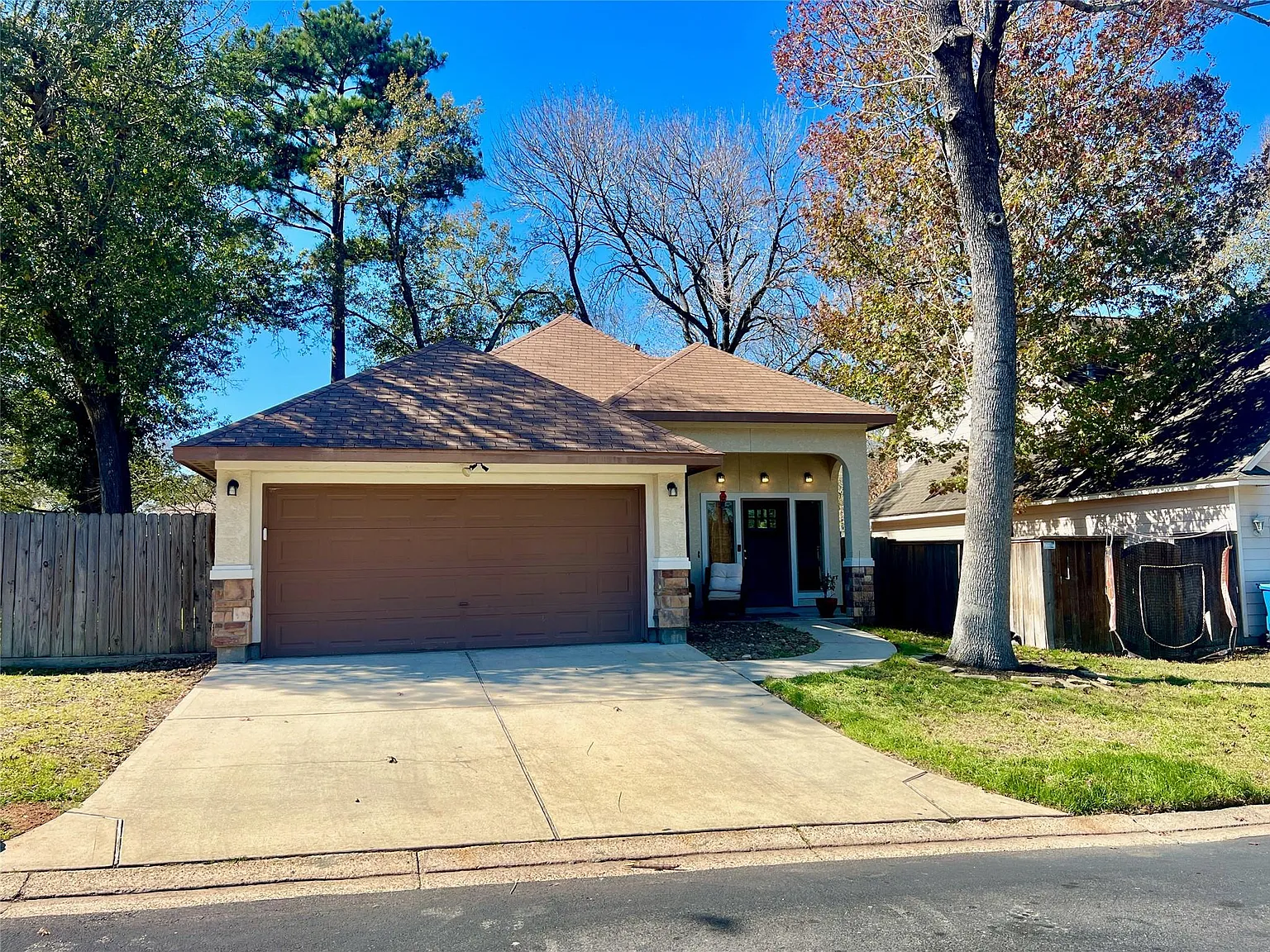 3 bed, 3.0 bath, 2312 sqft, $2,100 — Photo 2
