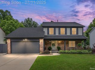 2661 Nottingham Dr, Waterford, MI