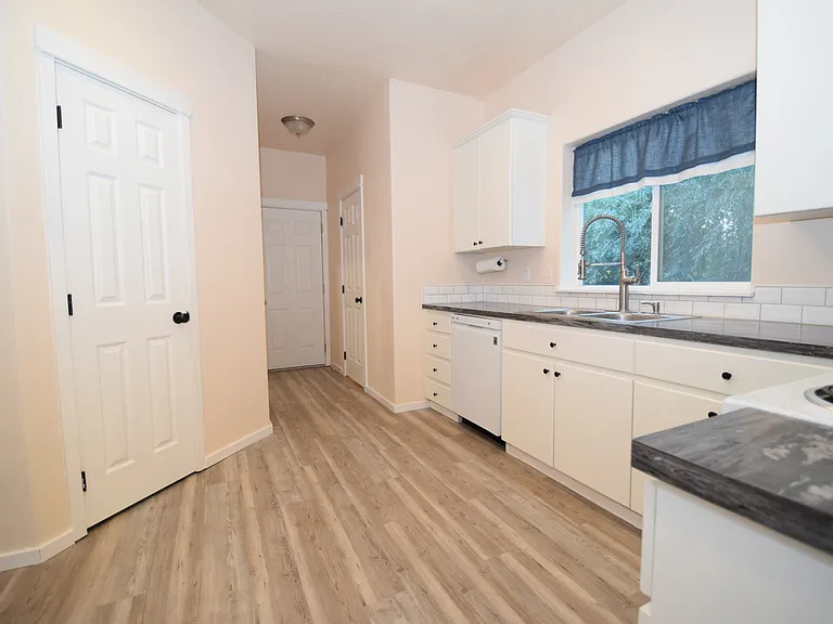 18528 SW McClarey Dr — Photo 5