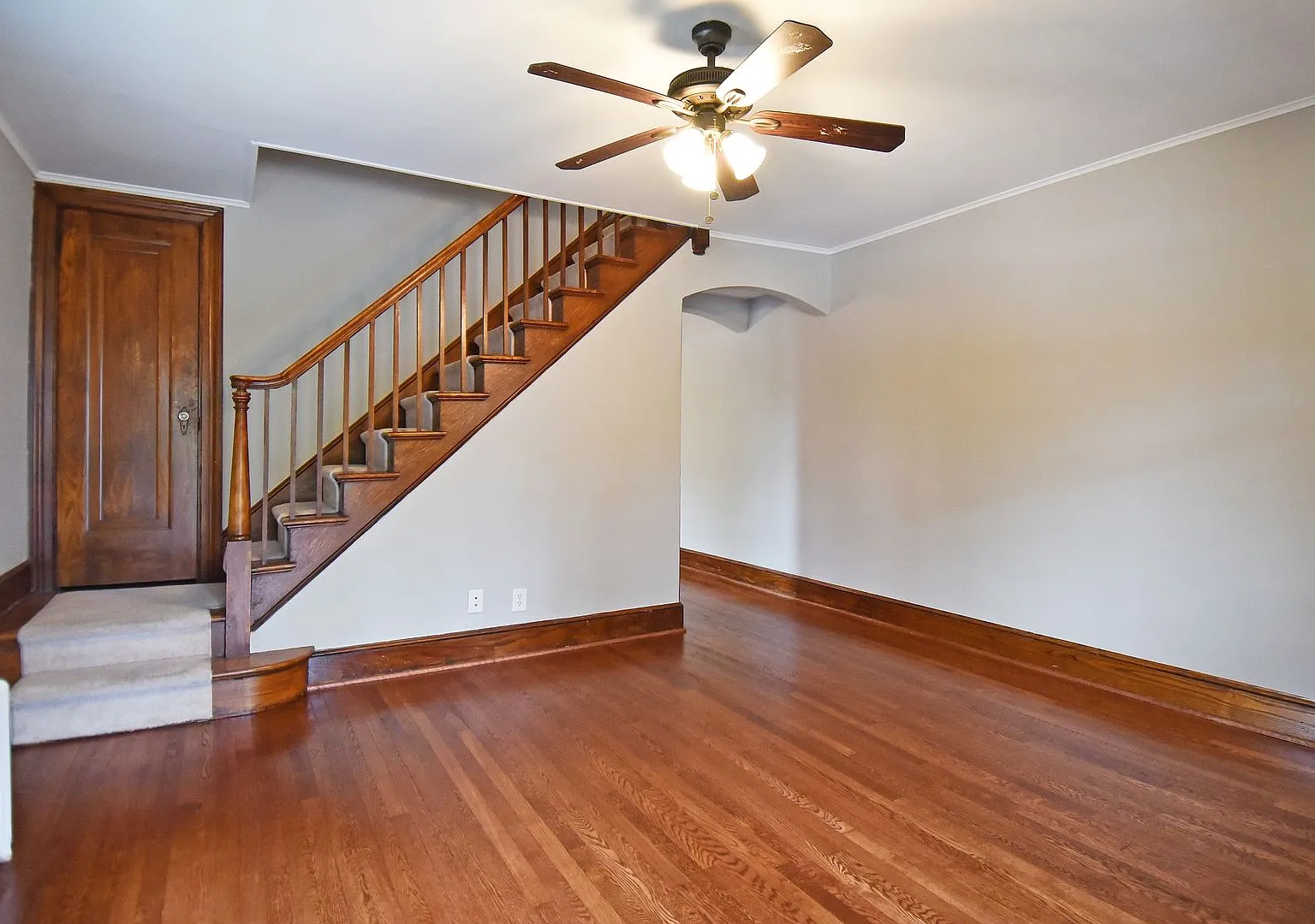 Experience the perfect combination of charm, style, and convenience in the highly desirable Auror... — Photo 4