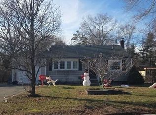 1560 N Gardiner Dr, Bay Shore, NY 11706