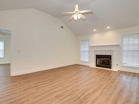 3rd image of 302 Peregrine Ct