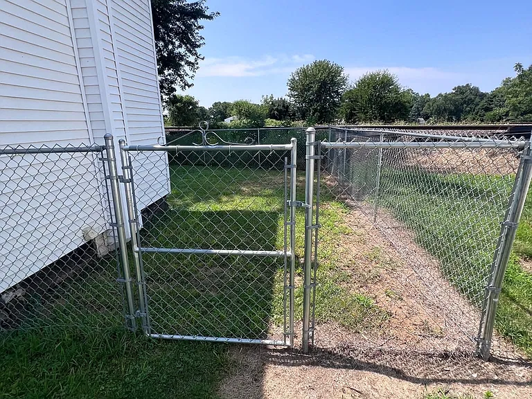 Side yard entrance - fenced in yard