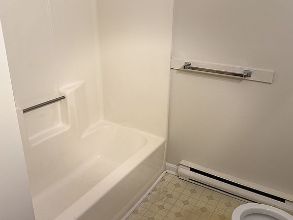 5th image of 102 E North St APT 206