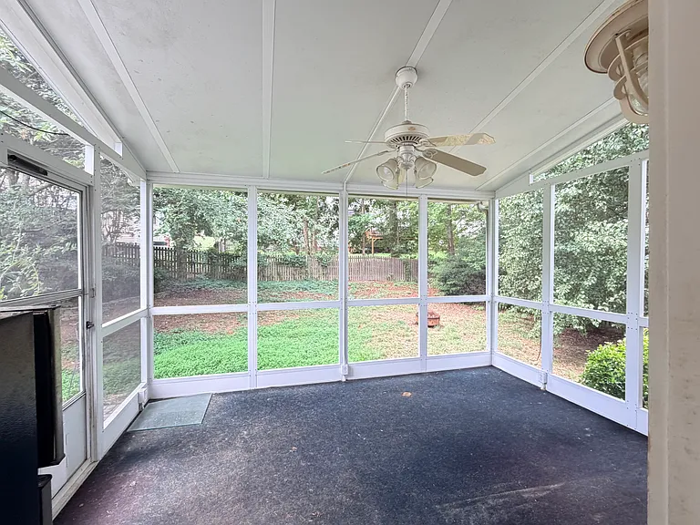 104 W Acres Cres — Photo 12