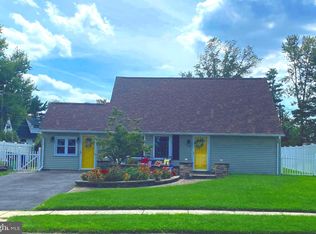 25 Prunewood Rd, Levittown, PA 19056