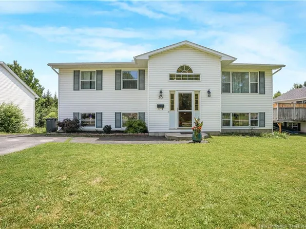 30 Leisure Ave, Fredericton, NB E3B 9K8