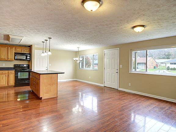 4th image of 3853 Utica Dr