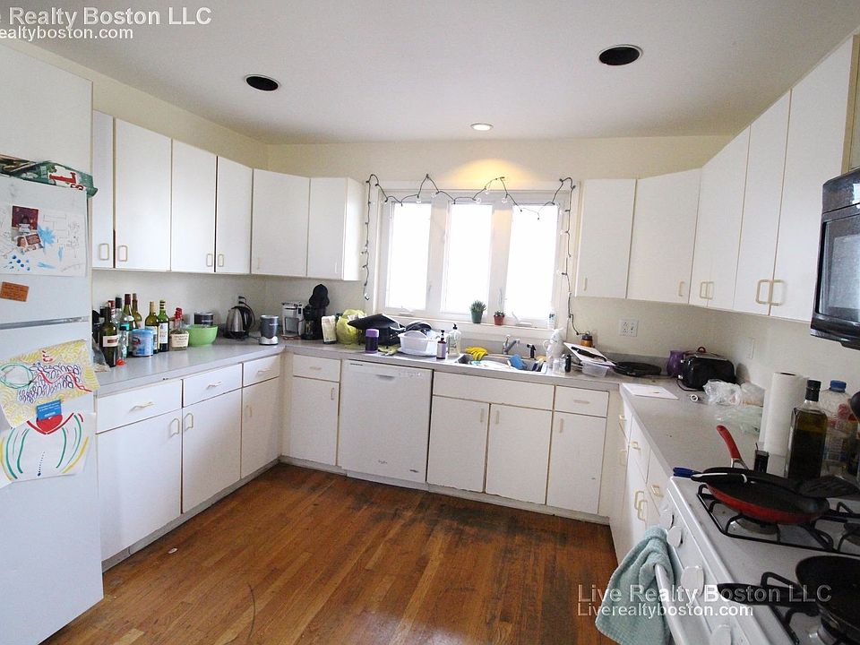 2nd image of 60 Verndale St