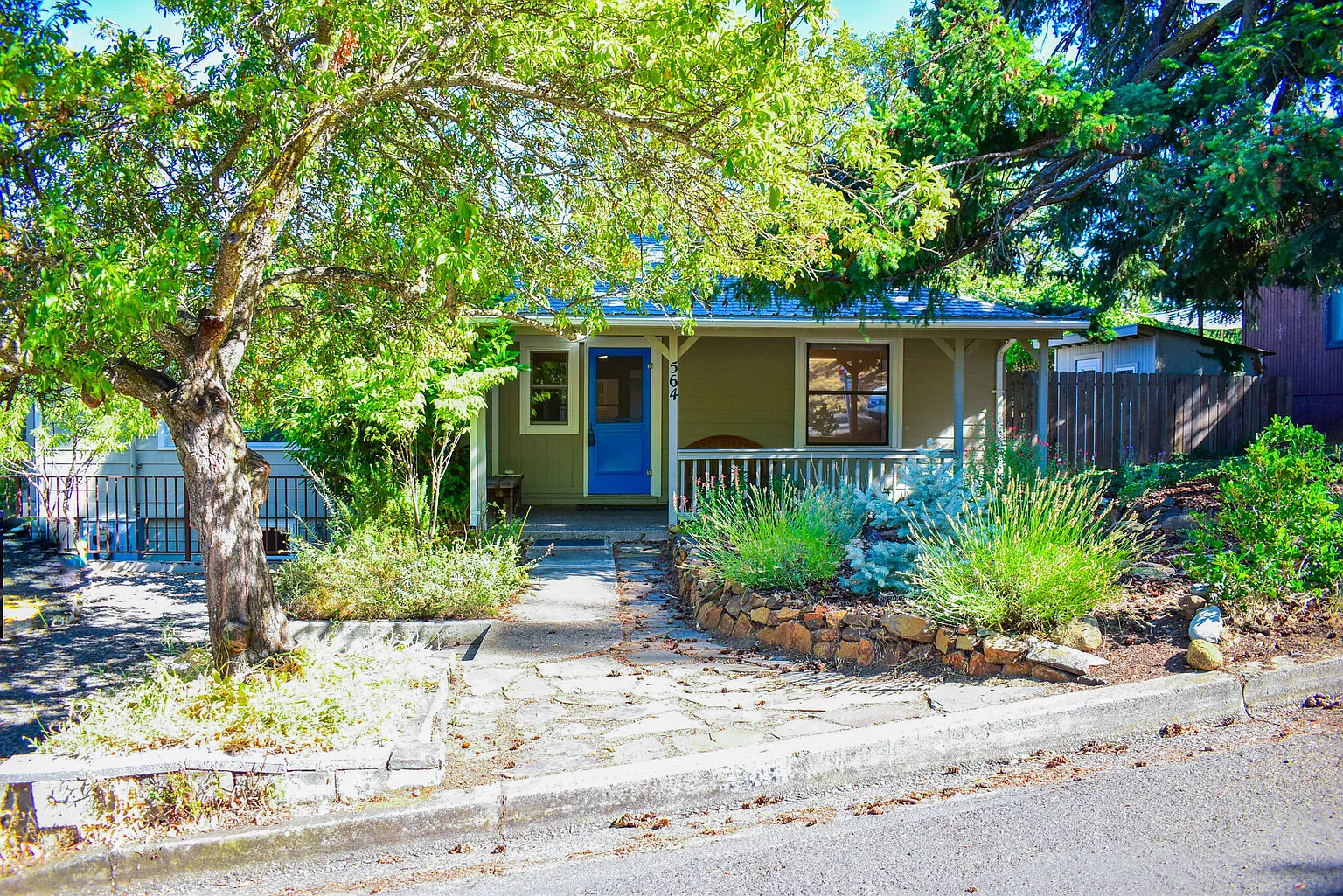 564 Liberty St photo 1