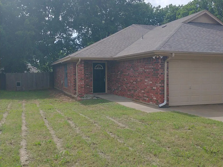 100-102 Honey Bee Dr — Photo 10