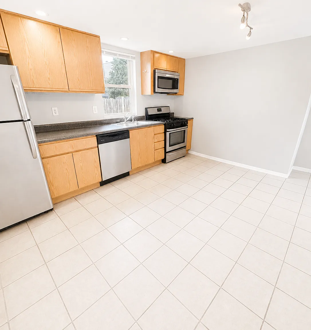 2 bed, 1228 sqft, $1,700 — Photo 4
