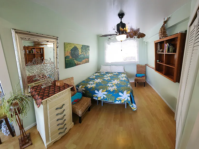 2nd bedroom with Queen Bed.