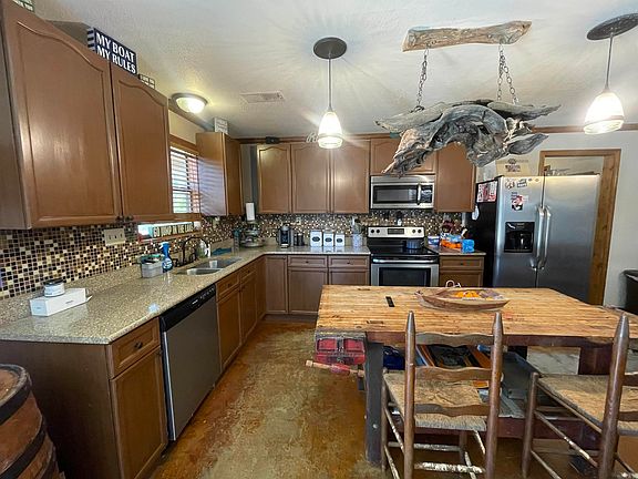 3rd image of 145 Howard Rd