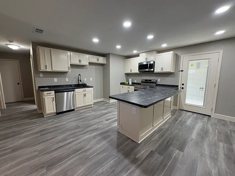 714 Upland Ln — Photo 5