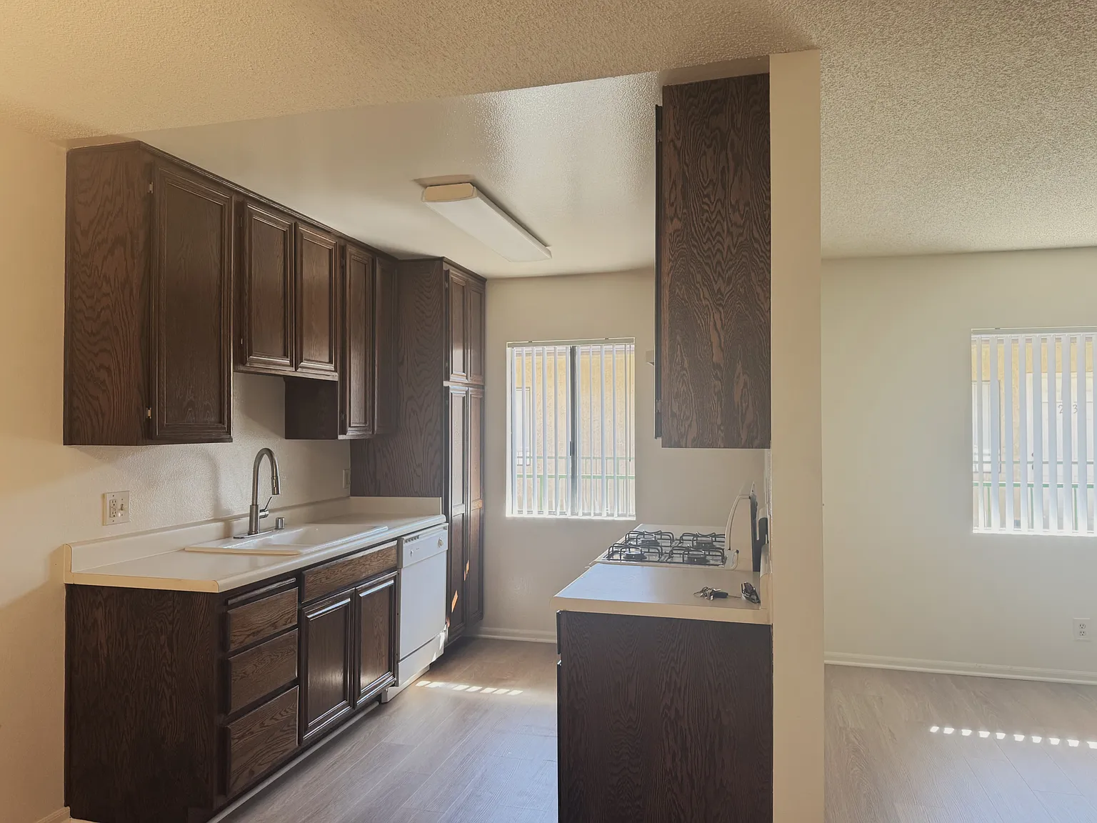 2 bed, 950 sqft, $2,400 — Photo 3