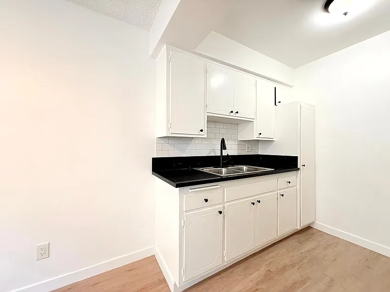 1426 South Point View St. — Photo 9