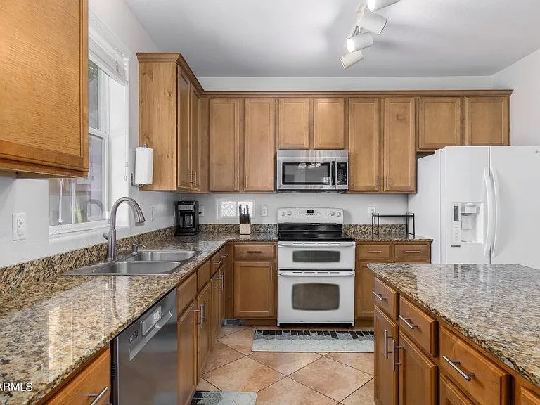 10056 E Isleta Ave — Photo 6