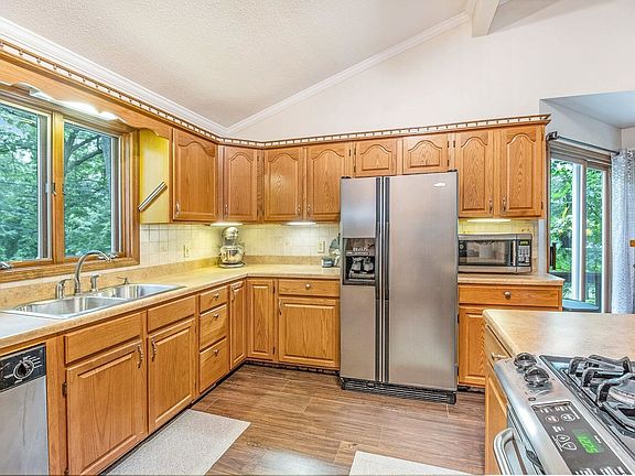 4th image of 375 Carpenter Dr