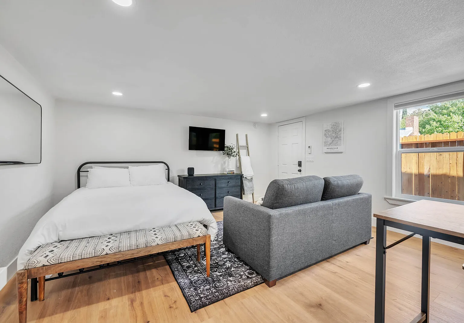 Studio, 450 sqft, $2,500 — Photo 3
