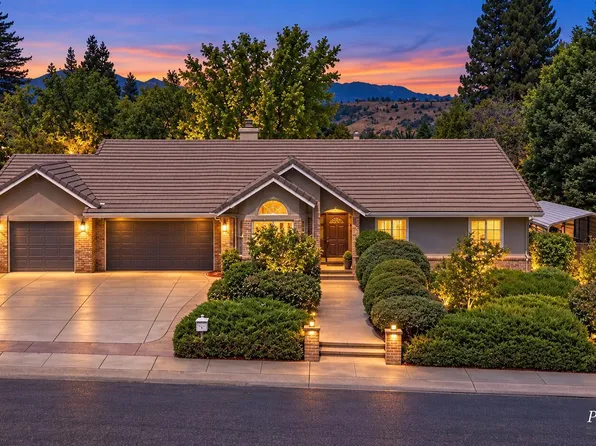 568 River Oaks Dr, Redding, CA 96001