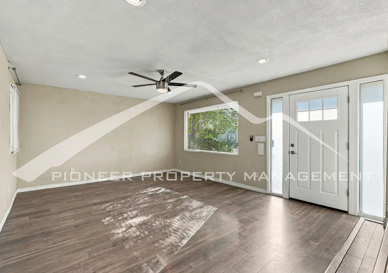 Charming Home with Washer/Dryer and Fenced in Yard — Photo 4
