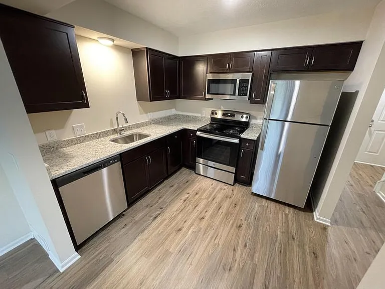 4757 Ledgewood Dr #5C — Photo 3