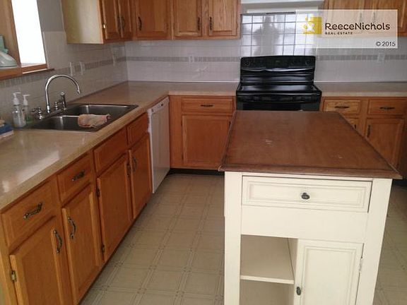 5th image of 105 NE Brookwood Dr