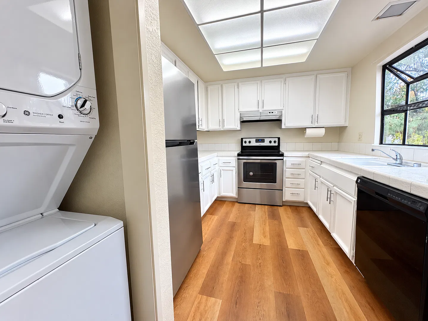 Hayward Hills 2 bed, 2 bath is great find, beautiful location! — Photo 2