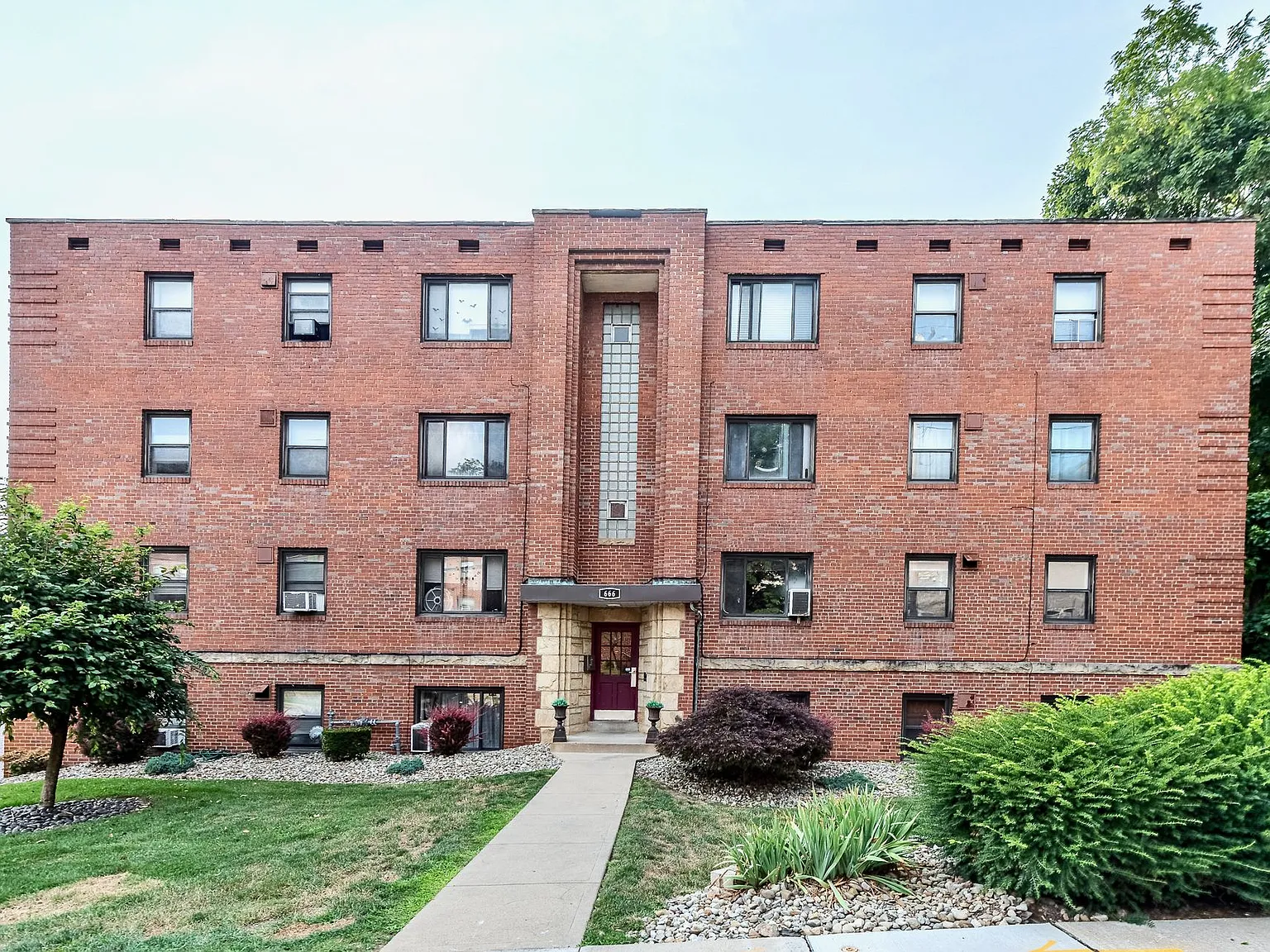 Spacious 1 Bedroom Apartments in the Heart of Mt. Lebanon * Pet Friendly * Walk to the T * Availa... — Photo 1