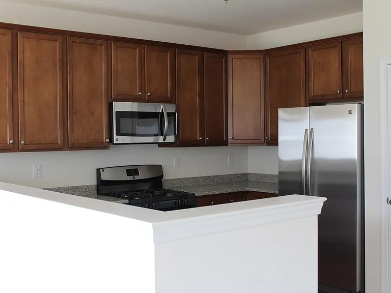 976 King Way — Photo 4
