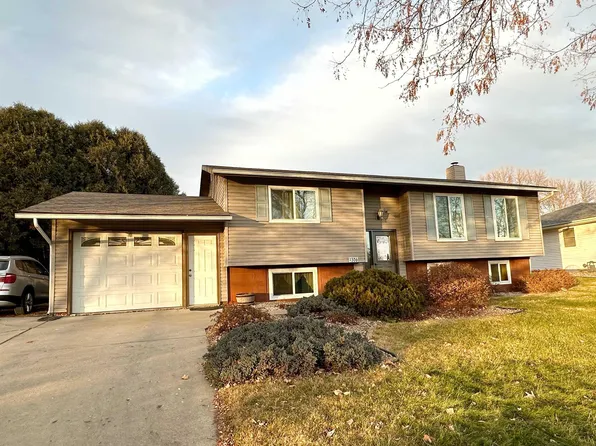 306 Hillcrest Dr, Decorah, IA 52101