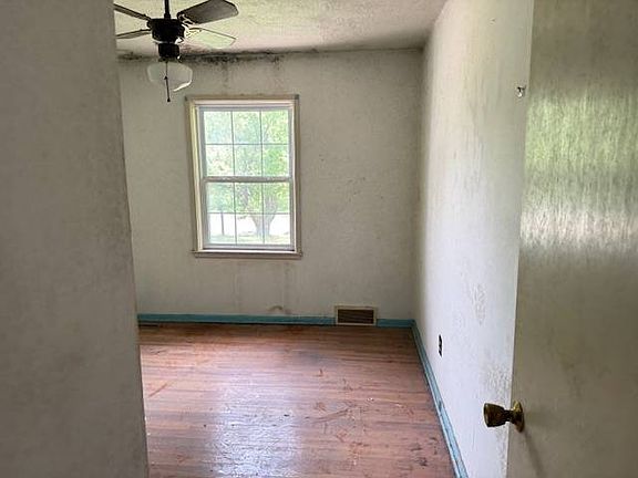 3rd image of 1825 Lexington Rd