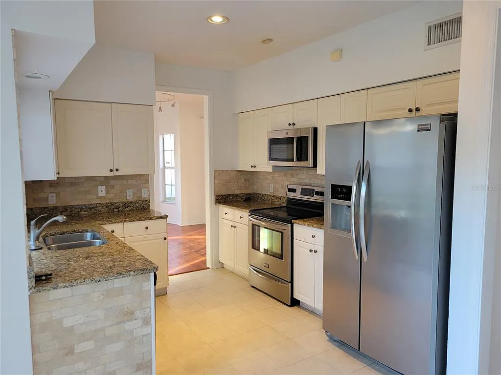 4 bed, 2.5 bath, 2140 sqft, $2,595 — Photo 4