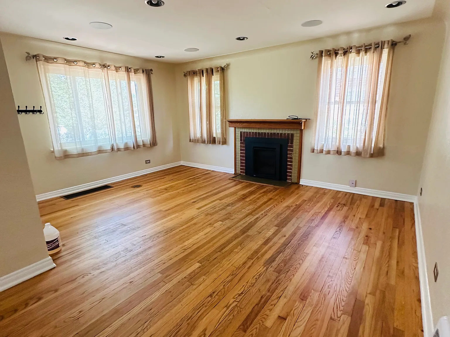 3 bed, 1065 sqft, $3,000 — Photo 2