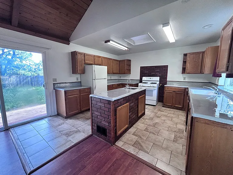 441 Haggin Ave — Photo 5