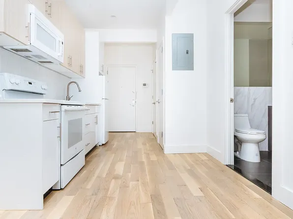 818 Lexington Avenue image 1 of 13